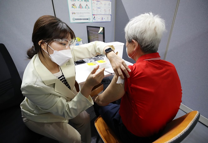 A senior citizen receives a COVID-19 vaccine shot at an inoculation center in Seoul on May 29, 2021. (Yonhap)