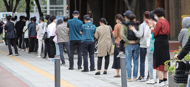 Citizens line up to take COVID-19 tests on May 29, 2021, at a screening center set up in a public health center in Songpa Ward, Seoul. (Yonhap)