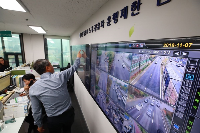 This undated file photo shows municipal officials monitoring grade 5 emission vehicles in the capital area. (Yonhap)