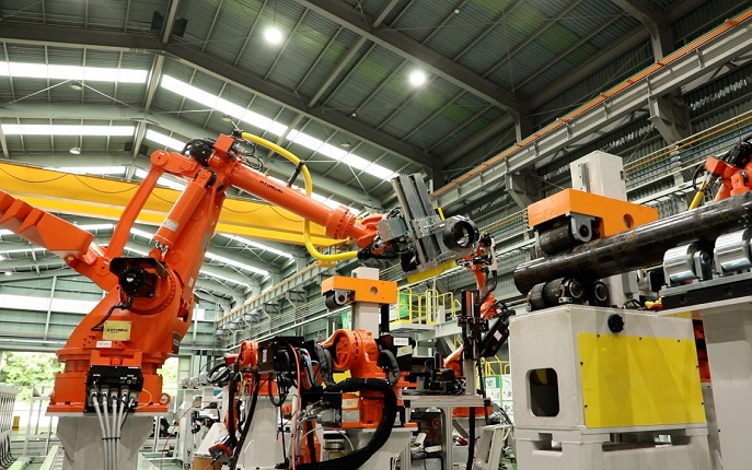 This photo provided by Samsung Engineering Co. shows the company's spool welding robot.