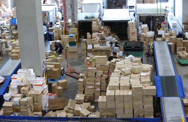 This file photo taken June 16, 2021, shows a courier service logistics center in southern Seoul. (Yonhap)