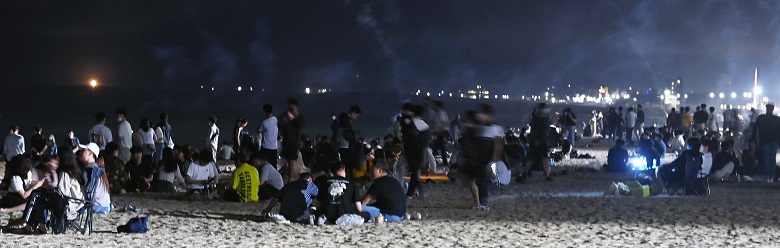 Gyeongpo Beach in Gangneung, eastern South Korea, is crowded with people dining and drinking on June 19, 2021. (Yonhap)