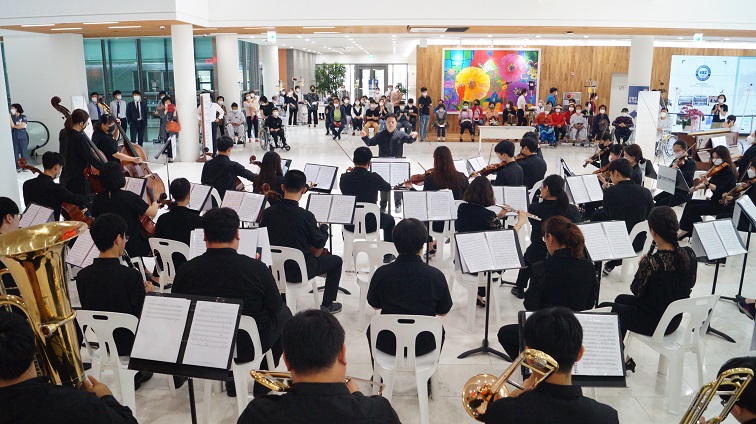 Young Disabled Musicians Become Formal Members of Orchestra Founded by a Hospital