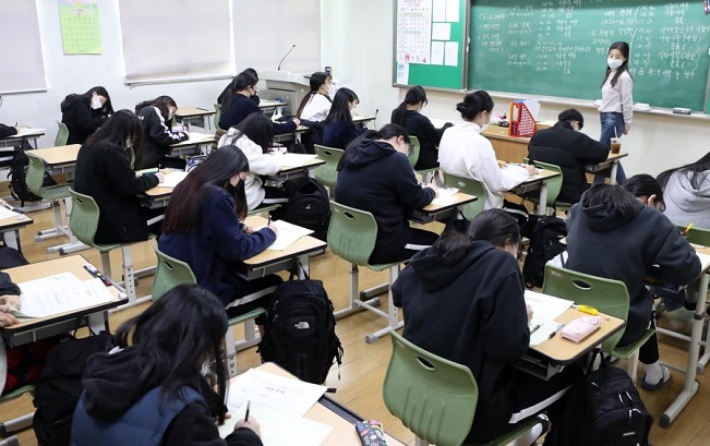 The undated file photo shows high school seniors being surveyed for their academic performance. (Yonhap)