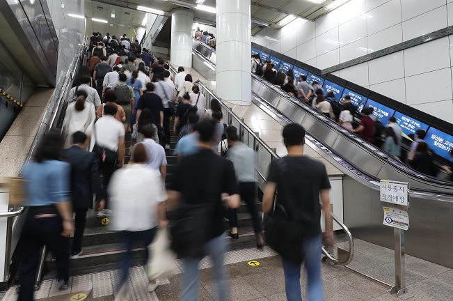 This photo, taken June 25, 2021, shows Seoul's Gwanghwamun Station crowded with people going to work. (Yonhap)