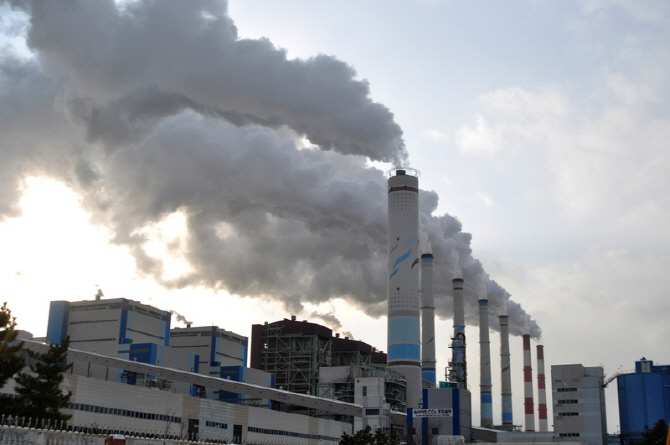 This file photo shows a coal-fire power plant in Boryeong, 140 kilometers south of Seoul. (Yonhap)