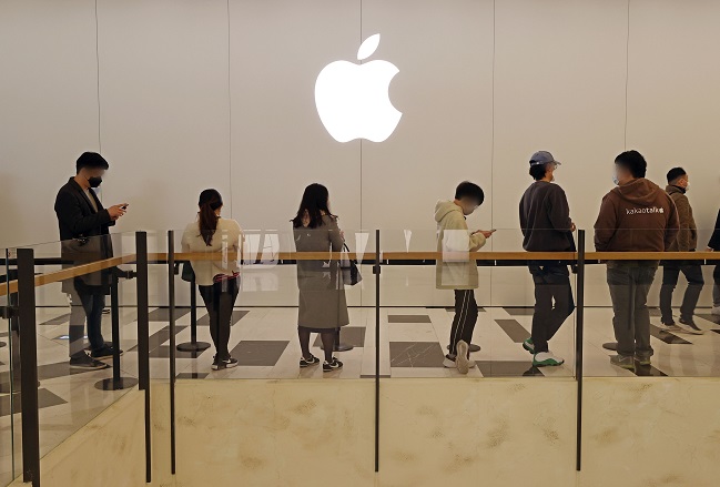 People line up outside of Apple Inc.'s store in western Seoul on Feb. 26, 2021. (Yonhap)