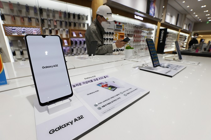 This file photo taken on April 7, 2021, shows Samsung Electronics Co.'s smartphones displayed at a store in Seoul. (Yonhap)