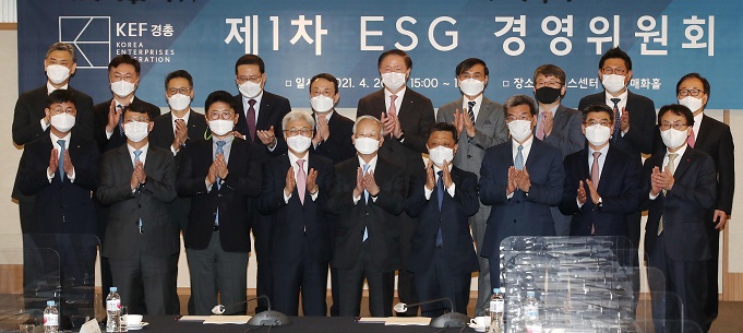 CEOs pose for the camera before holding a meeting on ESG management in Seoul on April 26, 2021. (Yonhap)