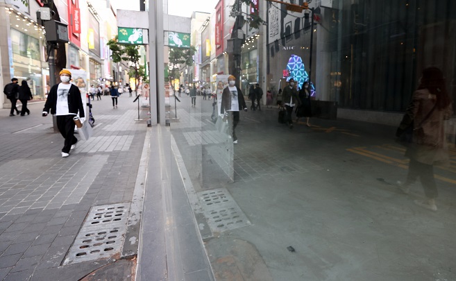 This file photo, taken April 28, 2021, shows a building with empty stores amid the pandemic in Seoul's shopping district of Myeongdong. (Yonhap)