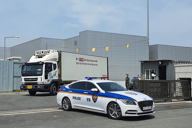 A truck carrying AstraZeneca's COVID-19 vaccines leaves SK Bioscience Co.'s production line in Andong, about 270 kilometers south of Seoul, on May 14, 2021. (Yonhap)