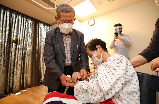 This pool photo shows Kim Chang-il (L) and his wife meeting for the first time since the outbreak of COVID-19 at a long-term care hospital in Gwangju, Gyeonggi Province, where the wife is a patient, on June 1, 2021. (Yonhap)