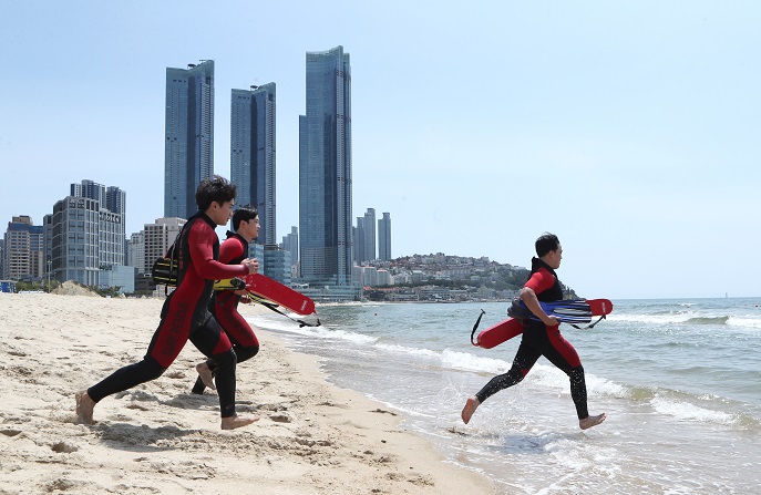 Lifeguards train at a beach in the southeastern port city of Busan on June 1, 2021. (Yonhap)