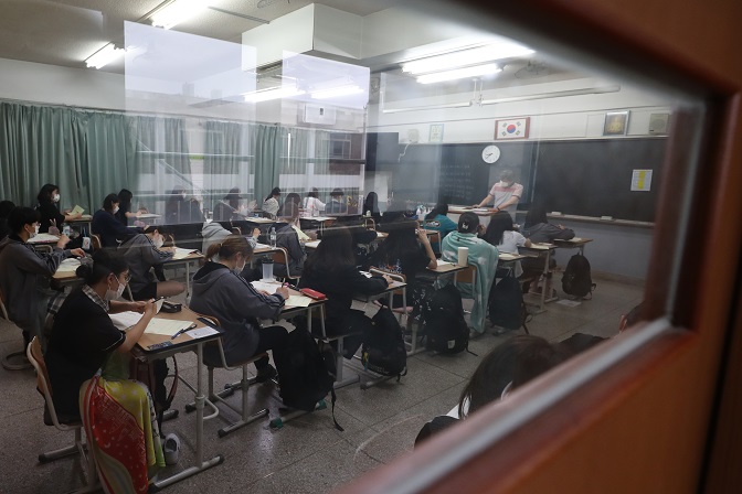 Students wait for the start of a mock college entrance examination at a classroom of a high school in the southern city of Gwangju on June 3, 2021. (Yonhap) 