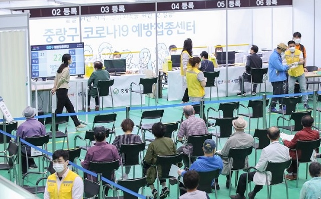 Shaking Off Vaccine Scare, S. Koreans Signing Up for COVID-19 Vaccines