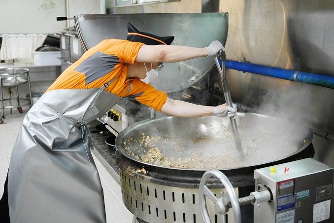 A military cook prepares meals for troops at an Air Force base in Seoul on June 6, 2021, in this photo provided by the defense ministry.