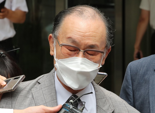 Lim Cheol-ho, a family member of a late South Korean victim of wartime forced labor, speaks to reporters at the Seoul Central District Court on June 7, 2021, after the court dismissed a damages suit against 16 Japanese companies, saying the plaintiffs don't have litigation rights. (Yonhap)