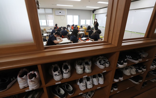 Students at a middle school in Yeosu, South Jeolla province attend in-person classes on June 7, 2021. The provincial education bureau has resumed face-to-face learning in all elementary, middle schools and regional secondary on the same day.  (Yonhap)