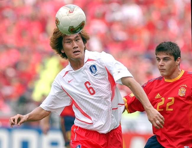 In this file photo from June 22, 2002, Yoo Sang-chul of South Korea (L) heads the ball against Spain in the quarterfinals of the 2002 FIFA World Cup at Gwangju World Cup Stadium in Gwangju, 330 kilometers south of Seoul. (Yonhap)