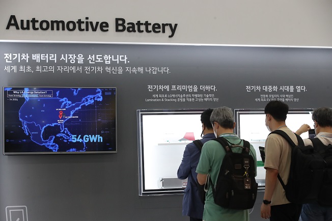 Visitors look around an LG Energy Solution booth at the InterBattery 2021 at COEX in Seoul on June 9, 2021. (Yonhap)