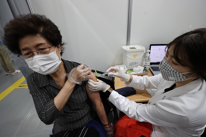 A medical worker administers a COVID-19 vaccine at a vaccination center in southwestern Seoul on June 17, 2021. (Yonhap)