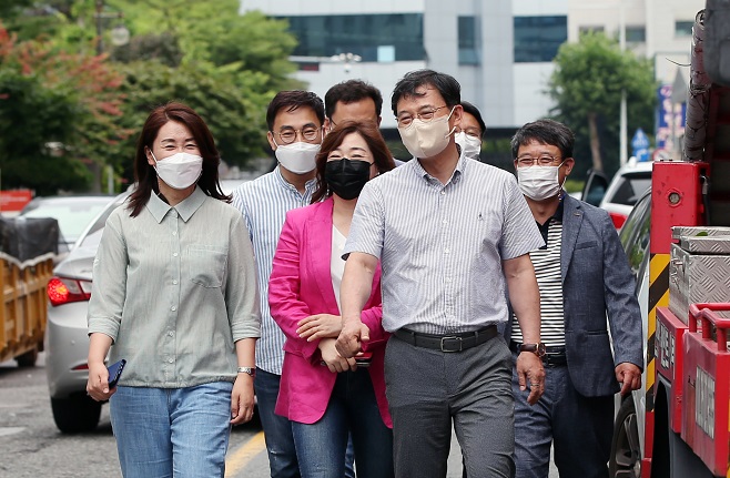 A group of office workers heads to a restaurant for lunch in the southwestern city of Gwangju, 302 kilometers south of Seoul, on June 18, 2021, after the city eased rules to allow private gatherings of up to eight people from the previous four-person cap. (Yonhap)