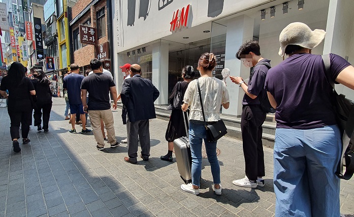 People line up to enter a restaurant in Seoul on June 20, 2021. (Yonhap)