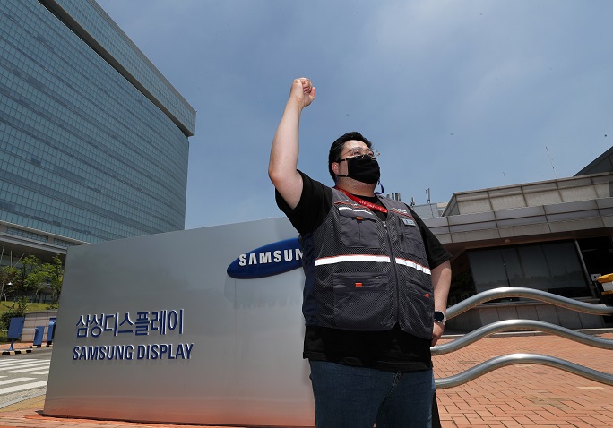 This June 21, 2021, photo shows a leading member of Samsung Display's labor union chanting a slogan as the union launches a strike at the company's plant in Asan, about 100 kilometers south of Seoul. (Yonhap)