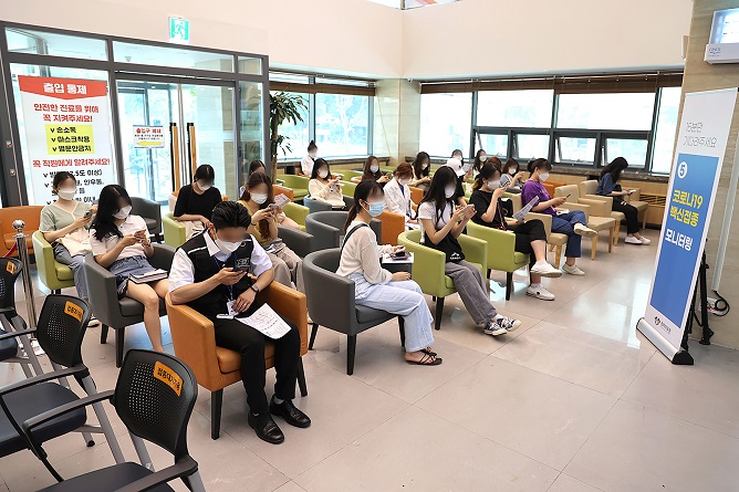 This photo taken on June 21, 2021, and provided by Kyung Hee University Medical Center, shows people waiting to receive the Moderna vaccine in eastern Seoul. (Yonhap)