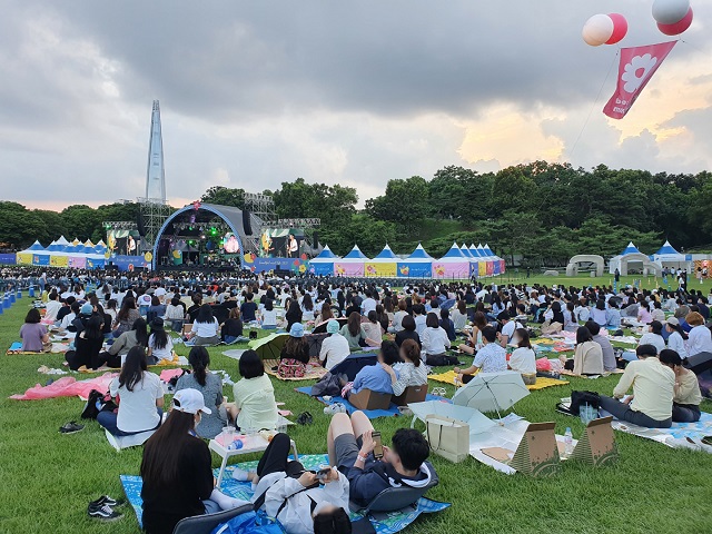 Visitors listen to music at "Beautiful Mint Life 2021," an outdoor music festival held at Olympic Park in southeastern Seoul on June 27, 2021. (Yonhap)
