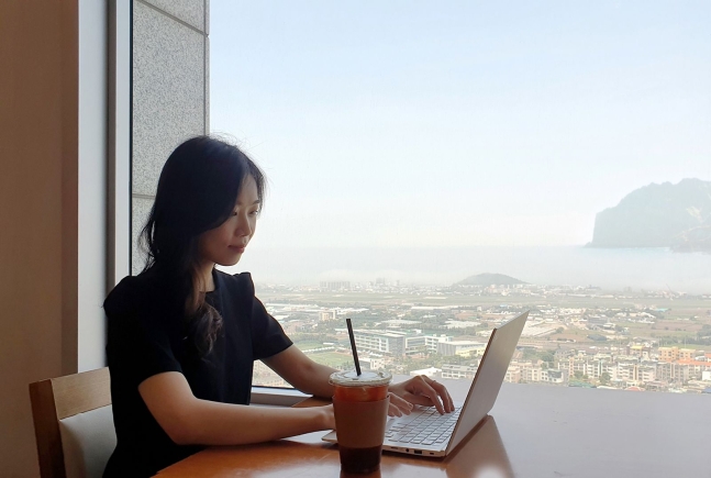 Some companies are allowing employees to work not only from home but also from vacation destinations. (image: Lotte Members Co.)
