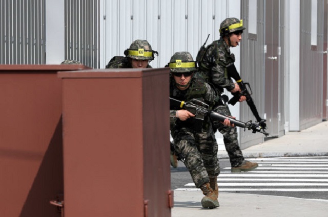 This file photo, taken on March 4, 2019, shows members of reserve forces staging a street fighting drill at an Army unit in Namyangju, Gyeonggi Province. (Yonhap)