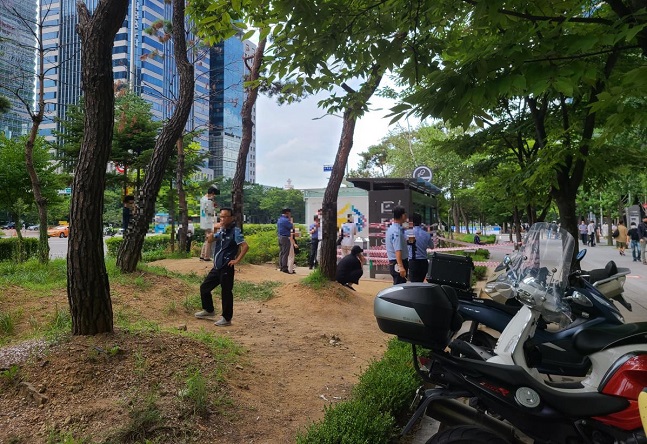 In this photo taken on July 14, 2021, citizens smoking near an outdoor smoking booth in Yeouido, Seoul that banned the use. (Yonhap)