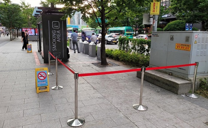 An outdoor smoking booth in Yeouido, Seoul that resumed operations on July 15, 2021. The photo was taken a day later.(Yonhap)