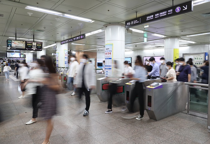 People walk through Gwanghwamun Station in central Seoul on June 25, 2021. (Yonhap)
