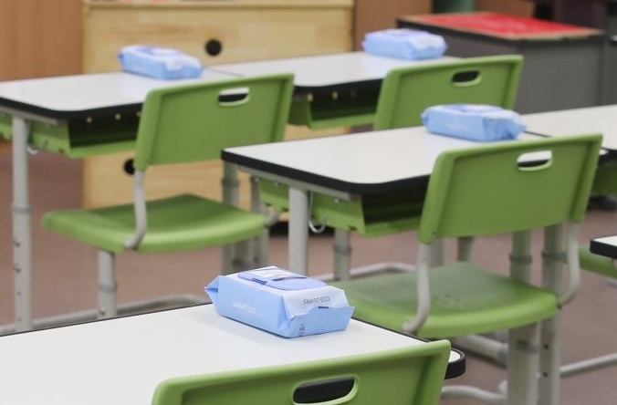 An empty classroom in Borame Elementary School in Seoul, on May 15, 2020. On each desk is a box of wet tissues ahead of the school's reopening. (Yonhap)