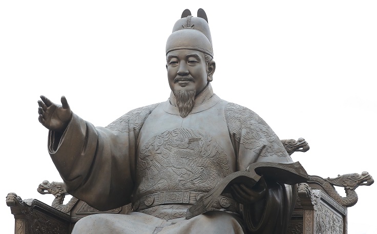 This May 15, 2020, file photo shows a statue of King Sejong of the Joseon Dynasty (1392-1910), the inventor of the Korean alphabet, in Gwanghwamun Square in central Seoul. (Yonhap)