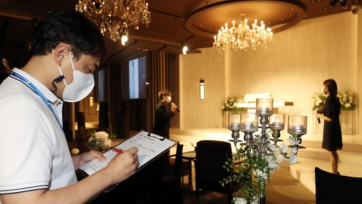 A district official inspects a wedding hall in Seoul on Aug. 29, 2020, to check whether it follows social distancing rules to curb the spread of the new coronavirus. (Yonhap)