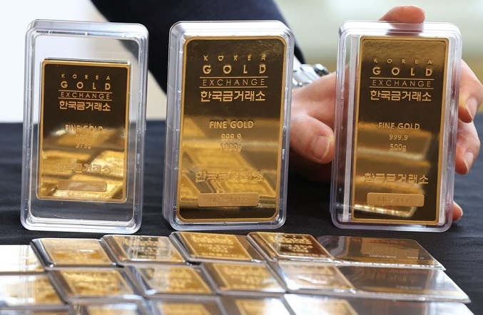 A clerk shows gold bars at Korea Gold Exchange in Seoul on May 24, 2021. (Yonhap)