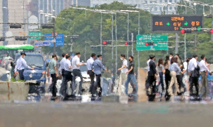 The air simmers over a road in Seoul on June 9, 2021, as the intraday high reached 31.5 C. (Yonhap)