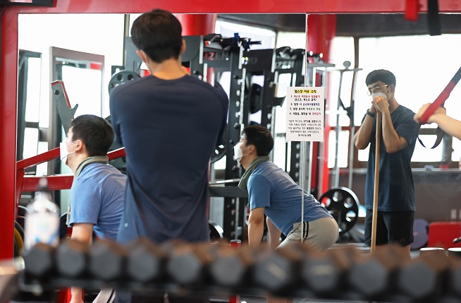 People work out at a gym in western Seoul on June 10, 2021. (Yonhap)