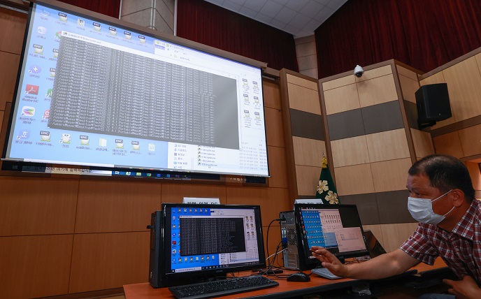 Police officials demonstrate the encryption and decoding process of a ransomware at the offices of the Seoul Metropolitan Police Agency in central Seoul on June 15, 2021. (Yonhap)