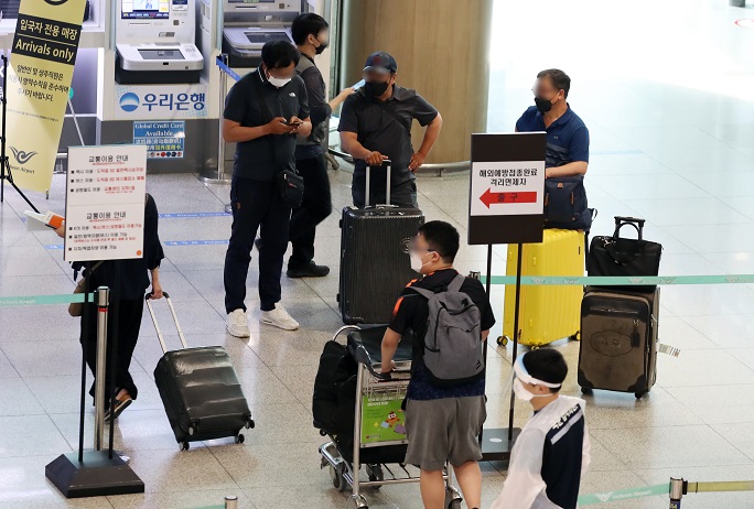 Incoming passengers pass through the gate for those who have completed COVID-19 vaccination at the Incheon International Airport, west of Seoul, on July 6, 2021. (Yonhap)
