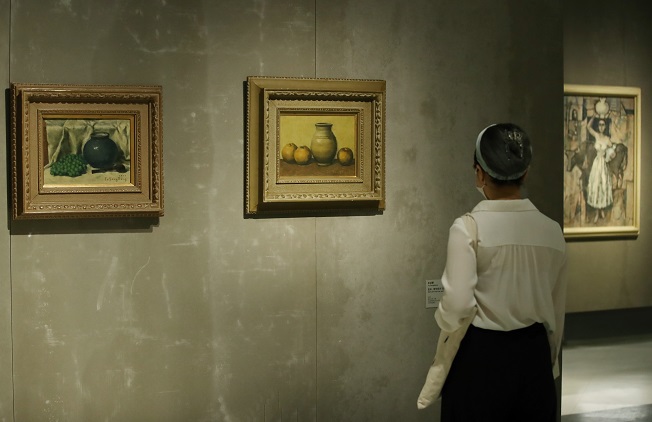 A visitor looks at artworks on display at the "Dynamic & Alive Korean Art" exhibition on July 6, 2021. The exhibition takes place at the National Museum of Modern and Contemporary Art Korea's Deoksu Palace wing in central Seoul until Oct. 10, 2021. (Yonhap)