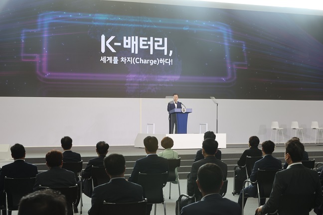 President Moon Jae-in announces measures to support the South Korean battery industry during an event held at LG Energy Solution Ltd.'s Ochang factory, 120 kilometers south of Seoul, on July 8, 2021. (Yonhap)
