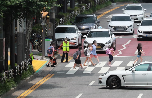Children go home after school finishes in Seoul on July 9, 2021. (Yonhap)