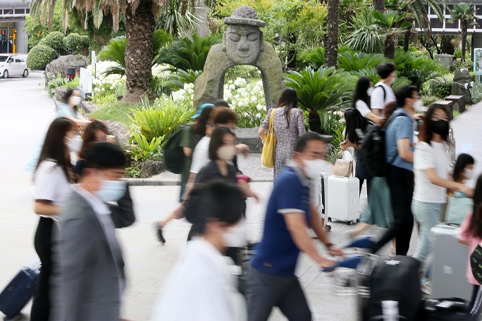 Young Vacationers Flock to Jeju Undaunted by 4th Wave of Pandemic