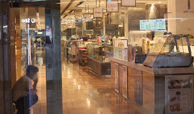 The food court of Lotte Department Store in western Seoul is closed on July 11, 2021, after one of its workers tested positive for COVID-19. (Yonhap)