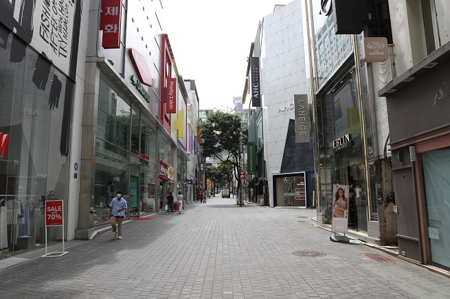 The Myeongdong shopping street in central Seoul is empty on July 14, 2021, amid the toughest social distancing scheme imposed in the capital due to spiking new COVID-19 cases. (Yonhap)
