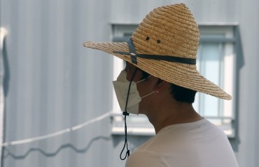 Demand for Hats with Wide Brims Up Sharply amid Prolonged Heat Wave